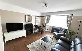 Spacious 3 Bed Apt Sleeps 5 Near Bournemouth Beach